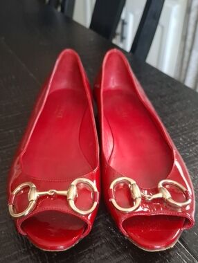 GUCCI Gold Horsebit Accent Red Patent Peep-Toe Flats